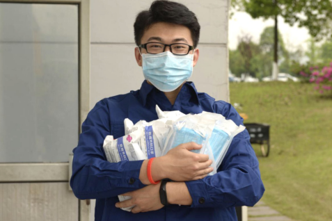 【上汽紅巖】新聞稿-上汽紅巖愛心護童心 向多所紅巖小學捐贈口罩-20200425754.png