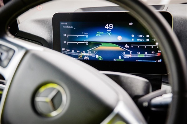 5.動力系統預見性巡航（Predictive Powertrain Control），通過三維地圖，預知前方地形，提前控制車速和擋位，實現節油、高效行駛.jpg