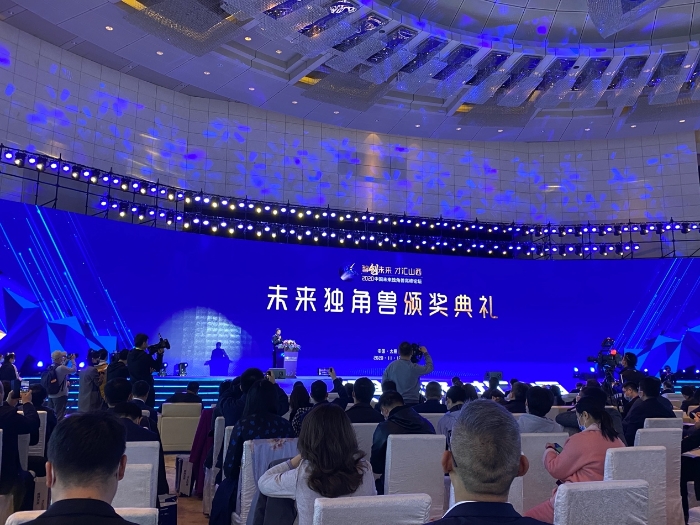 圖片包含 室內, 人, 天花板, 桌子
描述已自動生成