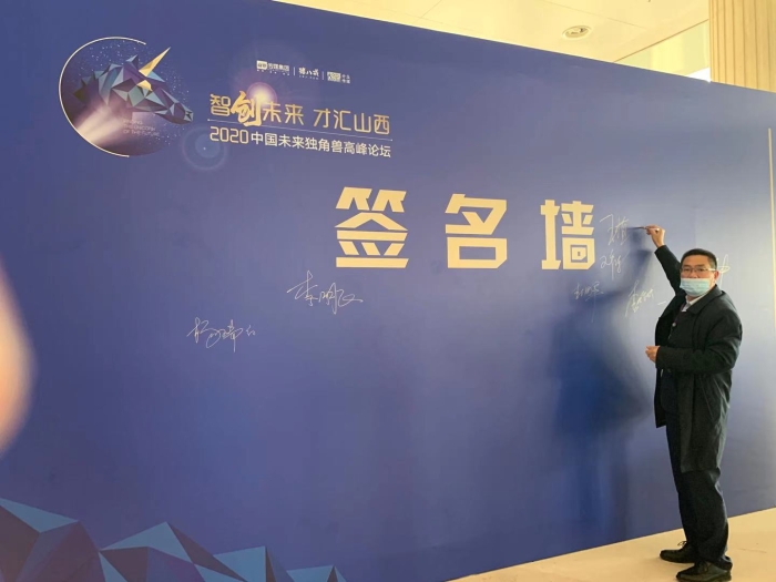 圖片包含 男人, 人, 室內, 站
描述已自動生成