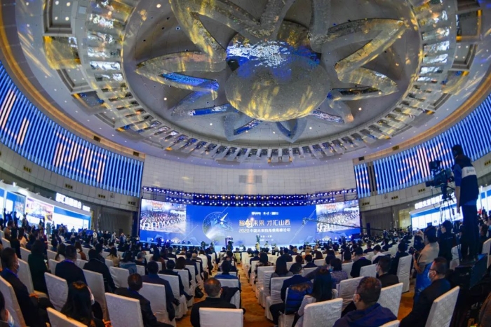 圖片包含 室內, 人, 人們, 桌子
描述已自動生成