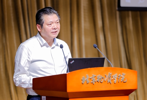 何輝出席第十五屆中國商貿流通企業數智供應鏈協同發展專題峰會